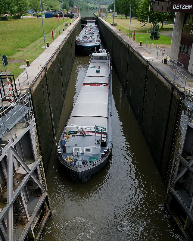 schiff Mosel 07-2012D35_8509 als Smart-Objekt-1 Kopie.jpg - Am späten Nachmittag stand die Schleuse Detzem auf der Tageskarte. Es ist sehr  Interessant  zu sehen wie diese Riesenkähne  auf unterschiedliche Wasserebenen befördert werden.